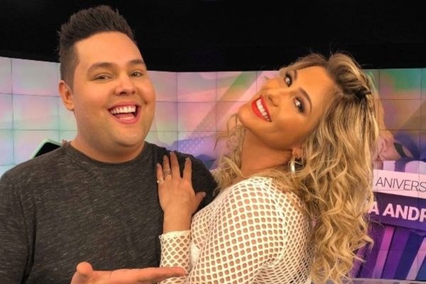 Lívia Andrade ganha festa surpresa. Confira os bastidores!