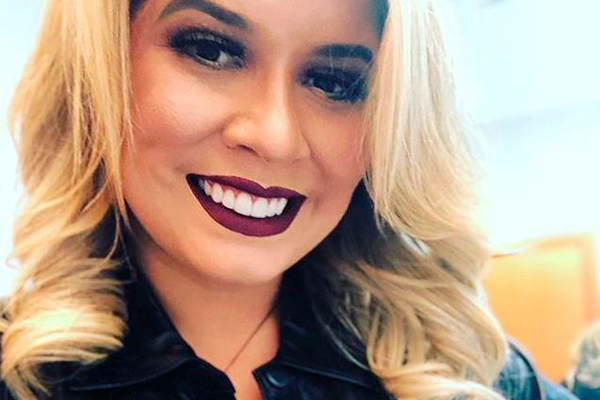 Marília Mendonça posa com batom escuro e maquiada