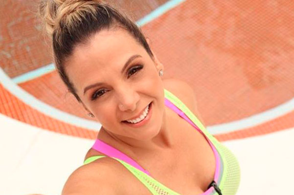 Carla Perez posa em academia
