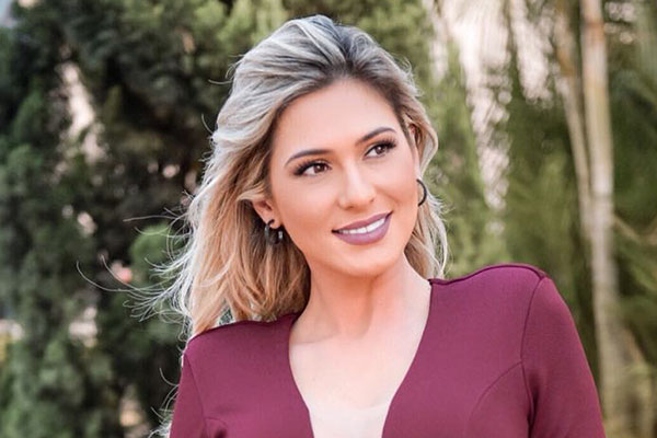 Lívia Andrade aposta em macacão preto com decote até o umbigo