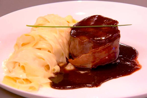 Medalhão com Mignon ao Demi Glace com Vinho Tinto e Fettuccine Alfredo