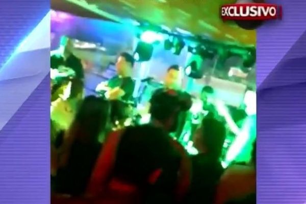 Pagodeiros famosos são expulsos de show! Confira o vídeo da confusão