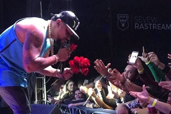 Para limpar a imagem, cantor famoso faz shows de graça!