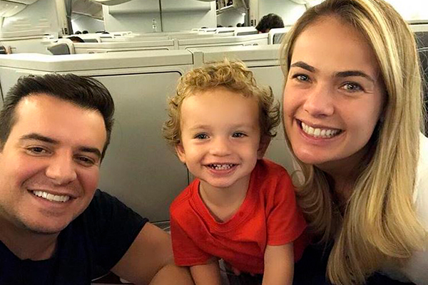 Belutti posa ao lado do filho e da esposa