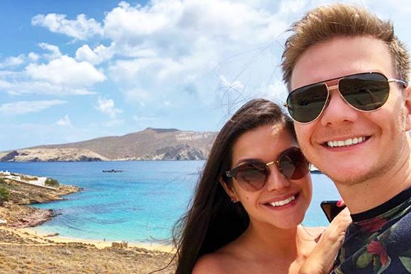 Michel Teló e Thais Fersoza posam em paisagem paradisíaca 