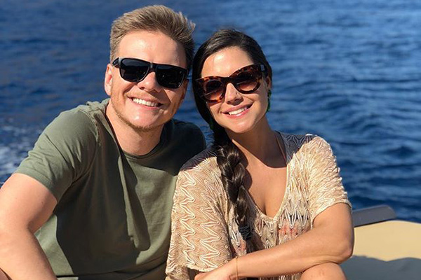 Thais Fersoza e Michel Teló posam apaixonados