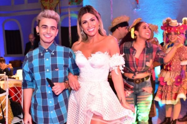 Lívia Andrade faz festança com muitos famosos! Vote na melhor foto