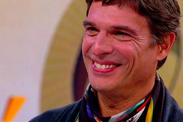 Olivier Anquier vai às lágrimas com homenagem dos filhos no Dia dos Pais