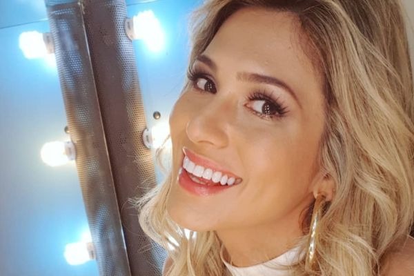 Ivete Sangalo ´invade´ o camarim de Lívia Andrade!