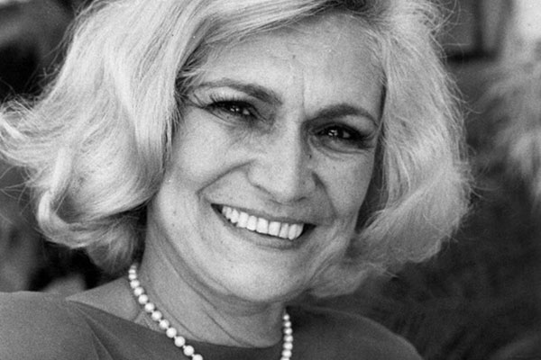 hebe camargo em uma foto preto e branco 