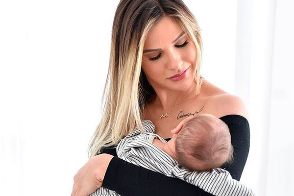 Andressa posa com o filho caçula