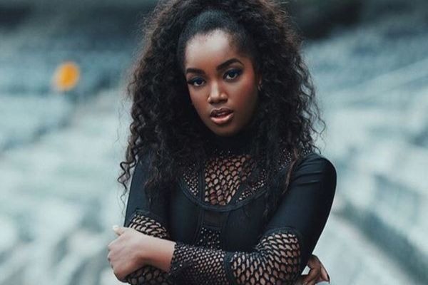 Cantora Iza sofre queda no palco e deixa fãs preocupados