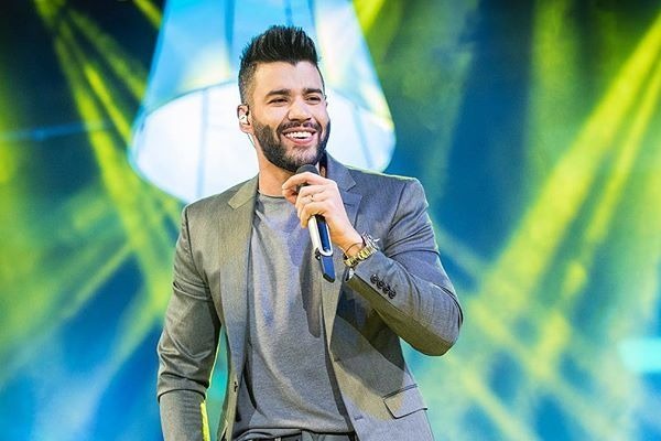 Gusttavo Lima passa aperto em Nova York e passa MUITO frio no avião