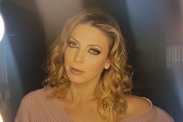 Sheila Mello joga vôlei na areia e se dá mal