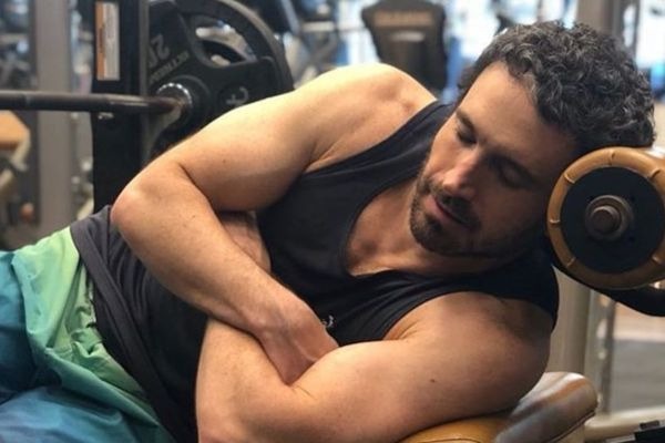 Novo solteiro no pedaço! Galã de novela termina casamento de 5 anos