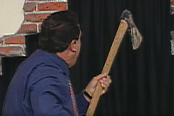 Você se lembra do dia em que o Ratinho quebrou todo o cenário de seu programa?