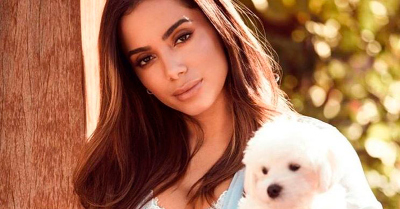 Anitta aposta em vestido descolado e arranca elogios dos fãs 