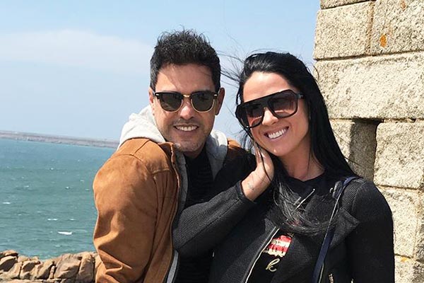 É o amor! Zezé e Graciele cantam bem juntinhos e apaixonados