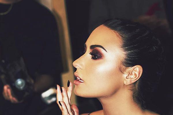 Demi Lovato é fotografada pela primeira vez após overdose