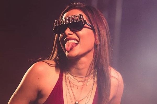 Anitta desativa comentários após declaração política polêmica