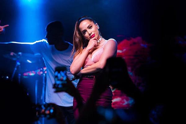 Anitta revela com qual cantor sairia para jantar