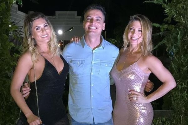 Ao lado de Leo Dias, Lívia Andrade manda foto para Décio Piccinini e quase ´mostra demais´!