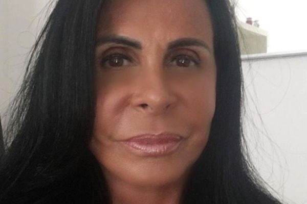 Gretchen, a rainha da internet, publica foto com look MEGA transparente e fãs NÃO perdoam
