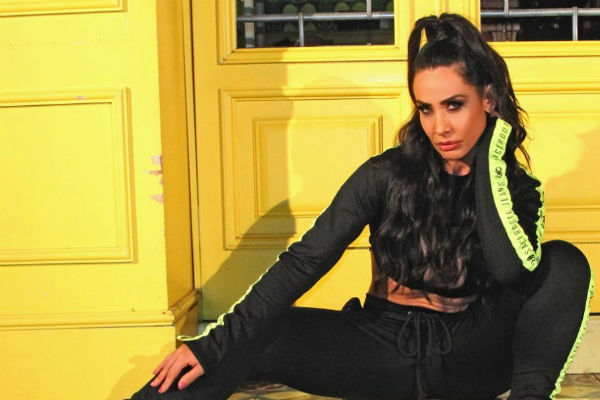 Poderosa! Scheila Carvalho posa de biquininho e corpo chama atenção