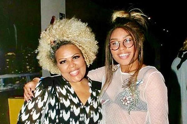 Filha de Deise, do Fat Family, raspa a cabeça para apoiar a mãe