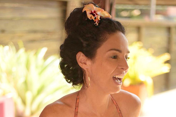 Claudia Ohana exibe corpo escultural de biquíni aos 55 anos
