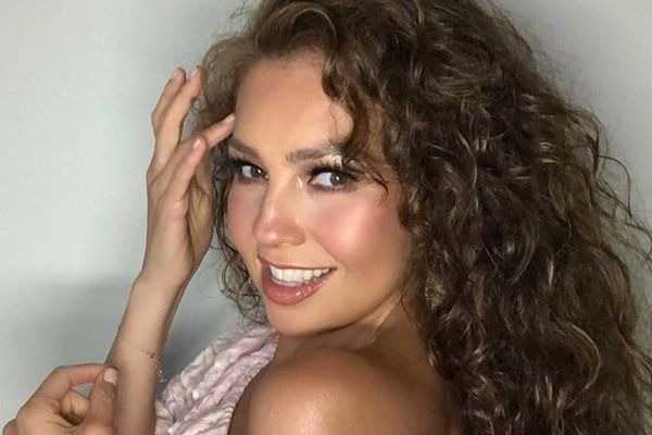 Thalía, a nossa eterna Maria do Bairro, ostenta look luxuoso e exibe corpão sarado