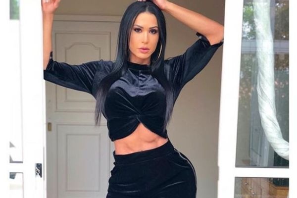 Gracyanne Barbosa exibe tanquinho trincado e filosofa em post