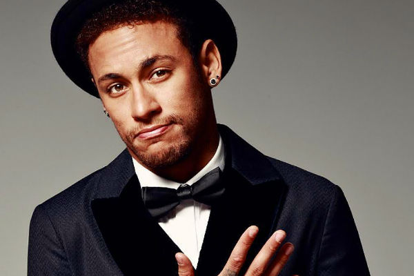 Neymar muda completamente o visual e surge com cabelo loiro
