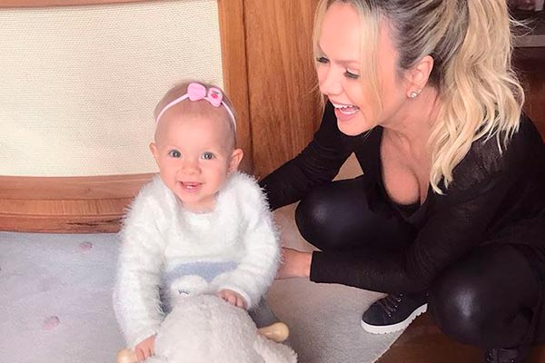 Filha de Eliana dá gargalhadas ao ouvir piano e encanta web