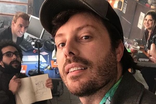Exclusivo! Após sofrer acidente e quebrar a mão, Danilo Gentili fala sobre o seu estado de saúde