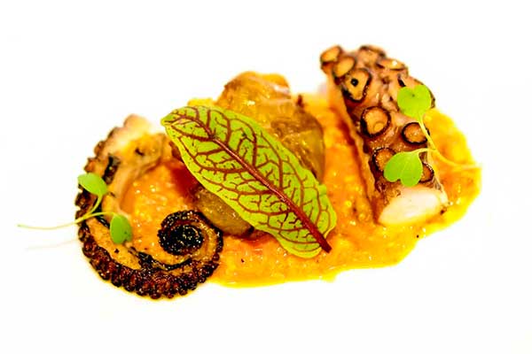 Polvo com batata ao murro e molho romesco