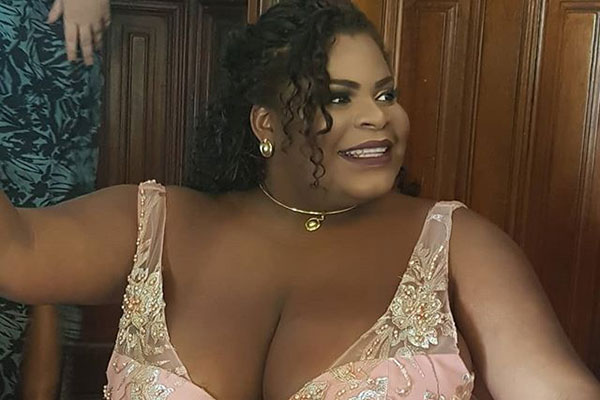 Jojo Todynho sofre acidente e é vista de cadeira de rodas