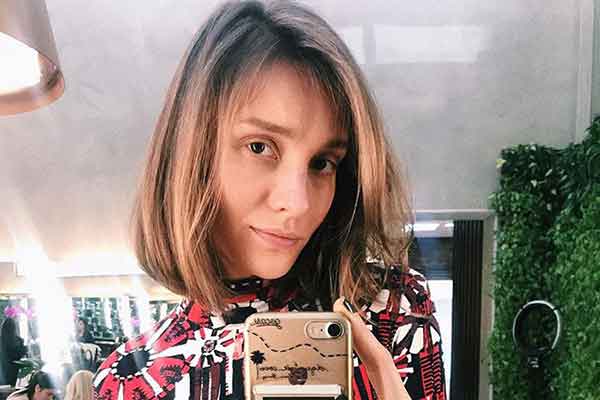 Isabel Hickmann posa grávida de roupa íntima e barrigão impressiona