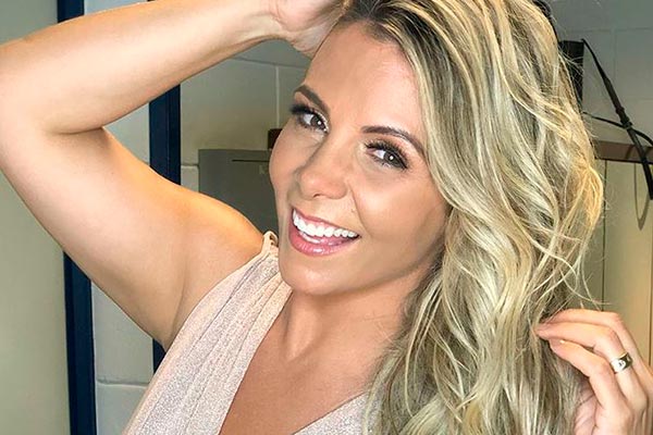 Na praia, Carla Perez posa com cabelos frisados e mostra barriga chapada