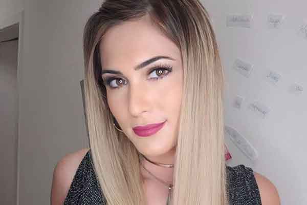 Lívia Andrade aposta em rosa bebê e usa vestido de babados