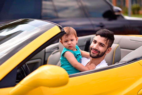 Papai coruja! Gusttavo Lima ensina o filho a nadar