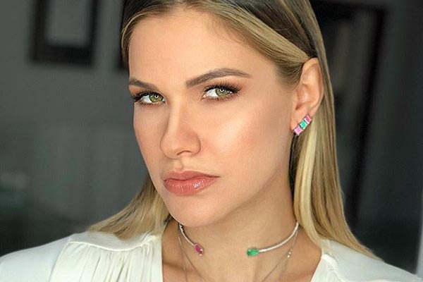 Andressa Suita surge rodeada dos filhos com looks combinandinhos