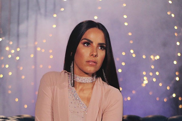 Sem maquiagem, Wanessa Camargo posa ao lado do marido e filhos