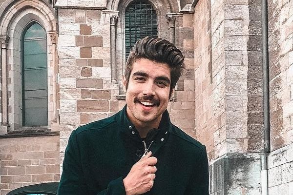 Deu no Fofocalizando! Caio Castro é acusado de vandalismo na Europa