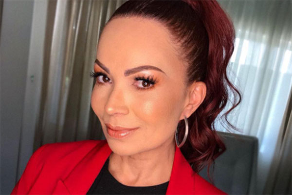 Aos 44 anos, Solange Almeida aparece de roupa íntima e exibe ótima forma