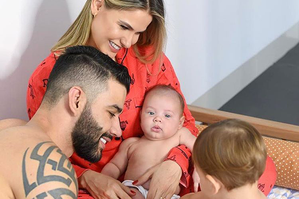 Gusttavo Lima surpreende e faz tatuagem em homenagem à família