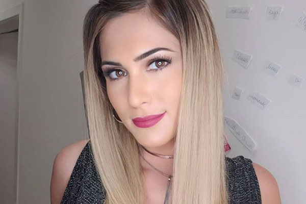 Faz carão, miga! Lívia usa espartilho e monta look decotado