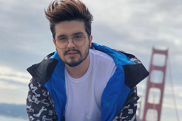 Luan Santana aparece na cama agarradinho com a namorada
