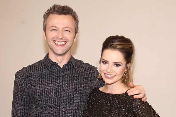 Exposição rara! Sandy e Lucas Lima trocam beijos e levam fãs à loucura
