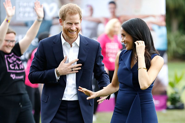 Grávida, Meghan Markle usa vestido justinho e deixa barriga em evidência